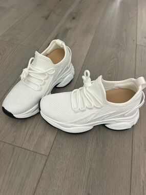 Hidden 4 Inch Wedge Sneaker Size 6 Brand New